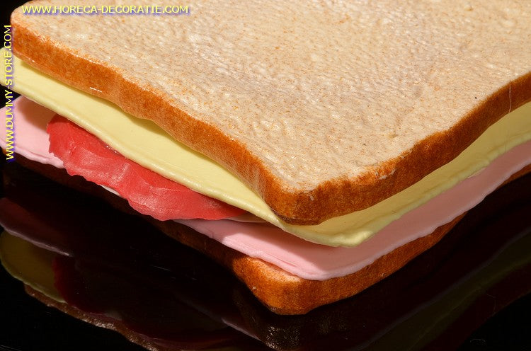 Toast, Schinken, Käse, Tomate und Salat – 11x11x3,5 cm große Attrappe