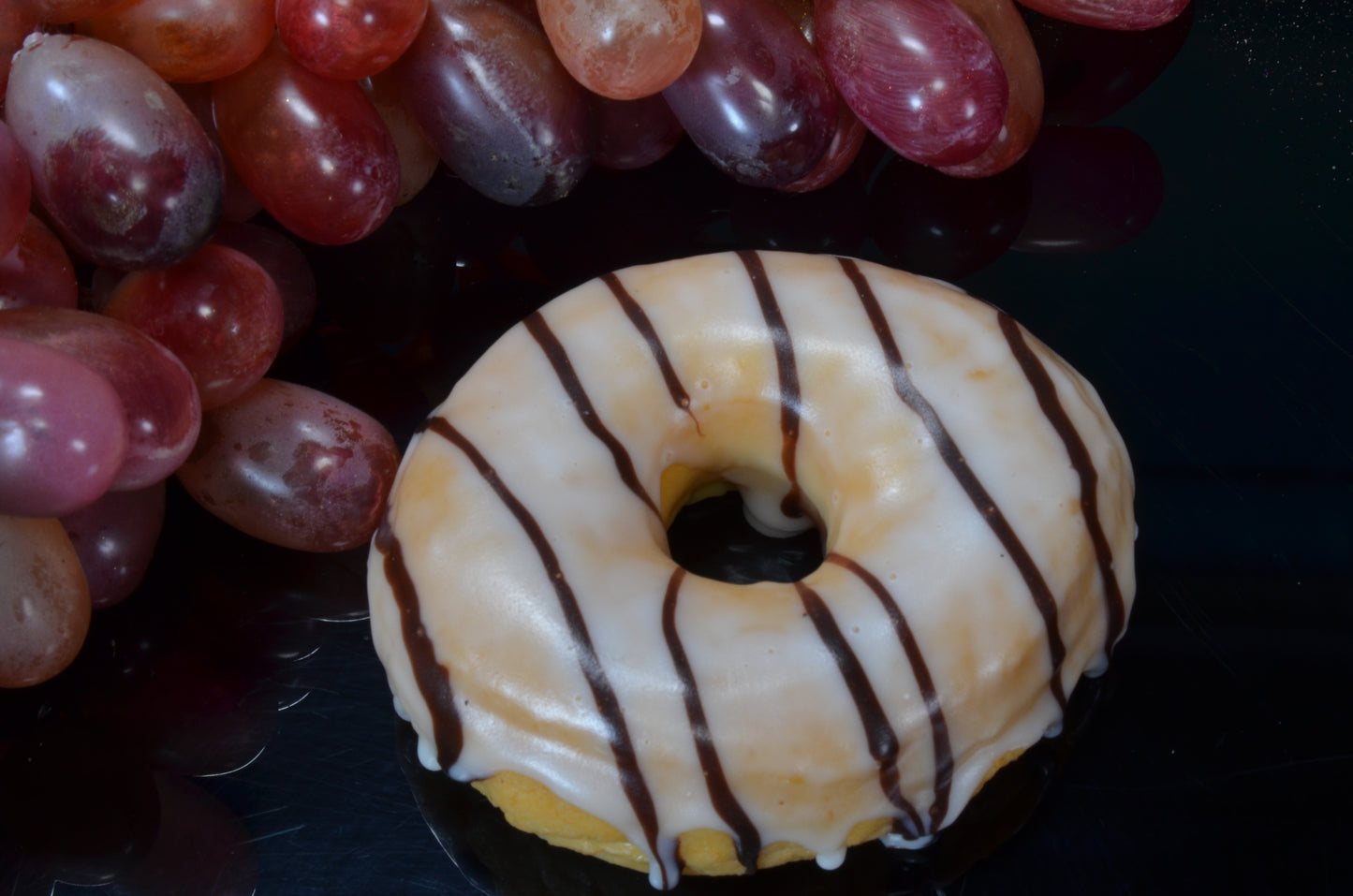 Donut weiß mit Schokoladenimitat (9x3 cm) Schnuller