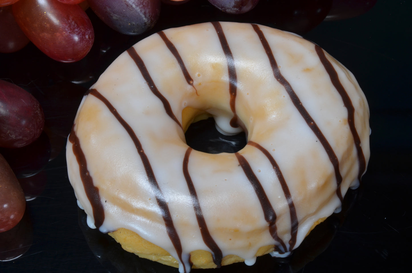 Donut weiß mit Schokoladenimitat (9x3 cm) Schnuller