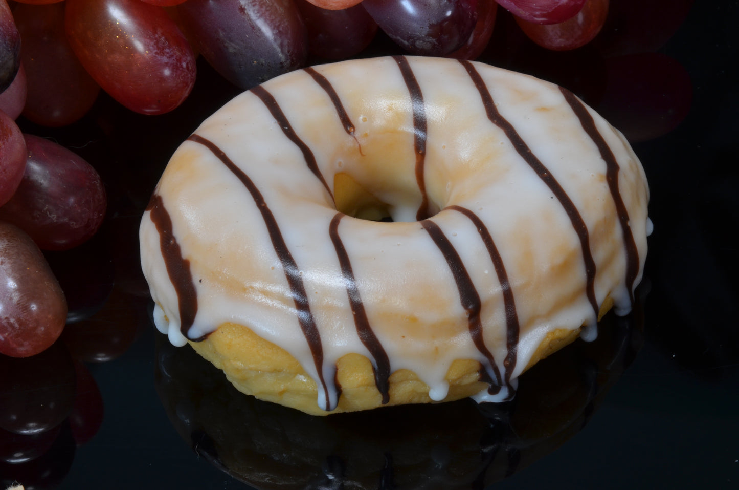 Donut weiß mit Schokoladenimitat (9x3 cm) Schnuller