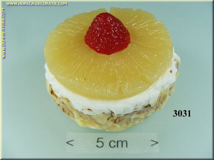 Torte mit Ananasscheibe, Erdbeere und Schlagsahne – Nachahmung