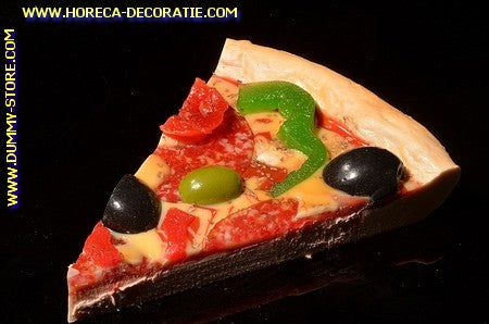 Pizza, Scheibe, Salami, Käse, Oliven GROß - Attrappe (15x10 cm)