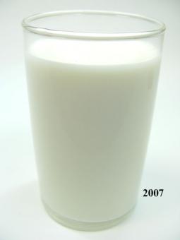 Glas Milch (Echtglas) 6,5x10,5 cm Attrappe