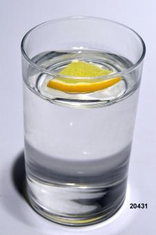 Wasserglas mit Zitronenscheibe (echtes Glas) 6,5x10,5 cm - Attrappe