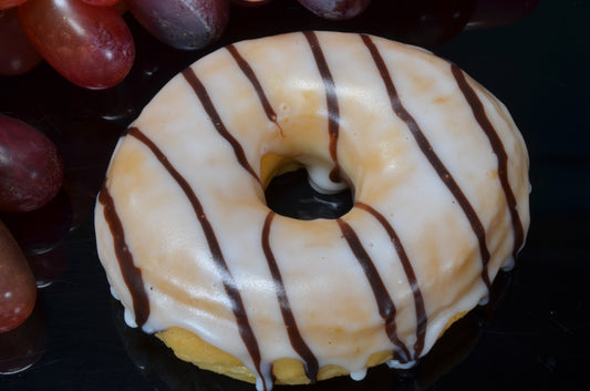 Donut weiß mit Schokoladenimitat (9x3 cm) Schnuller