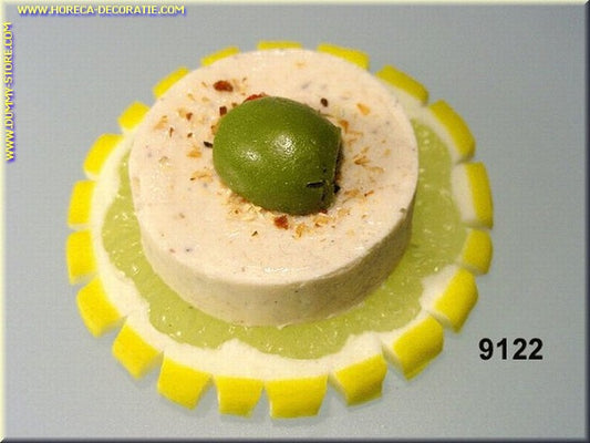 Kräuterbutter, auf Zitronenscheibe und Oliven-Dummy