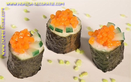 Maki-Sushi mit Kaviar und Gurken (Dummy)