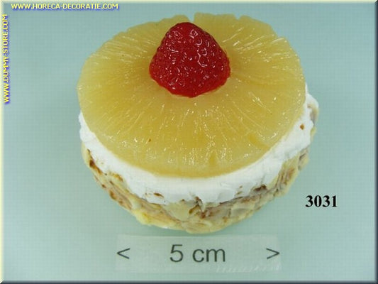 Torte mit Ananasscheibe, Erdbeere und Schlagsahne – Nachahmung