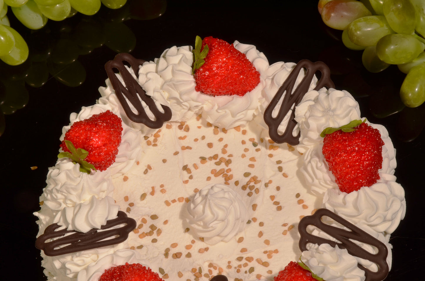 Erdbeer-Schlagsahne-Torte (Imitat) Ø 23 cm Attrappe