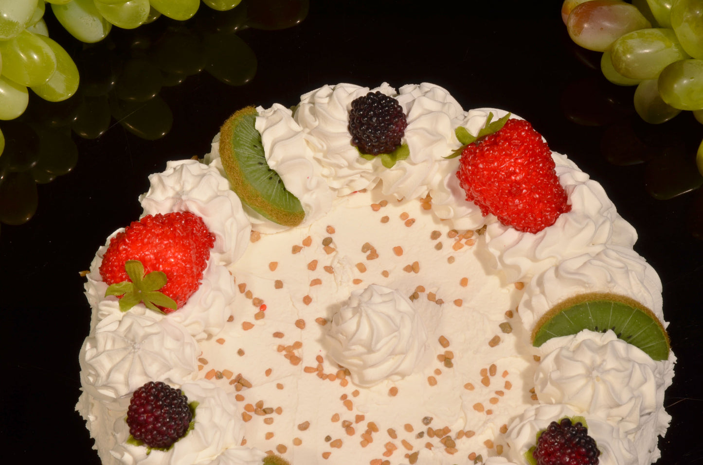Erdbeer-Kiwi-Himbeer-Schlagsahne-Torte (Imitat) Ø 23 cm Attrappe