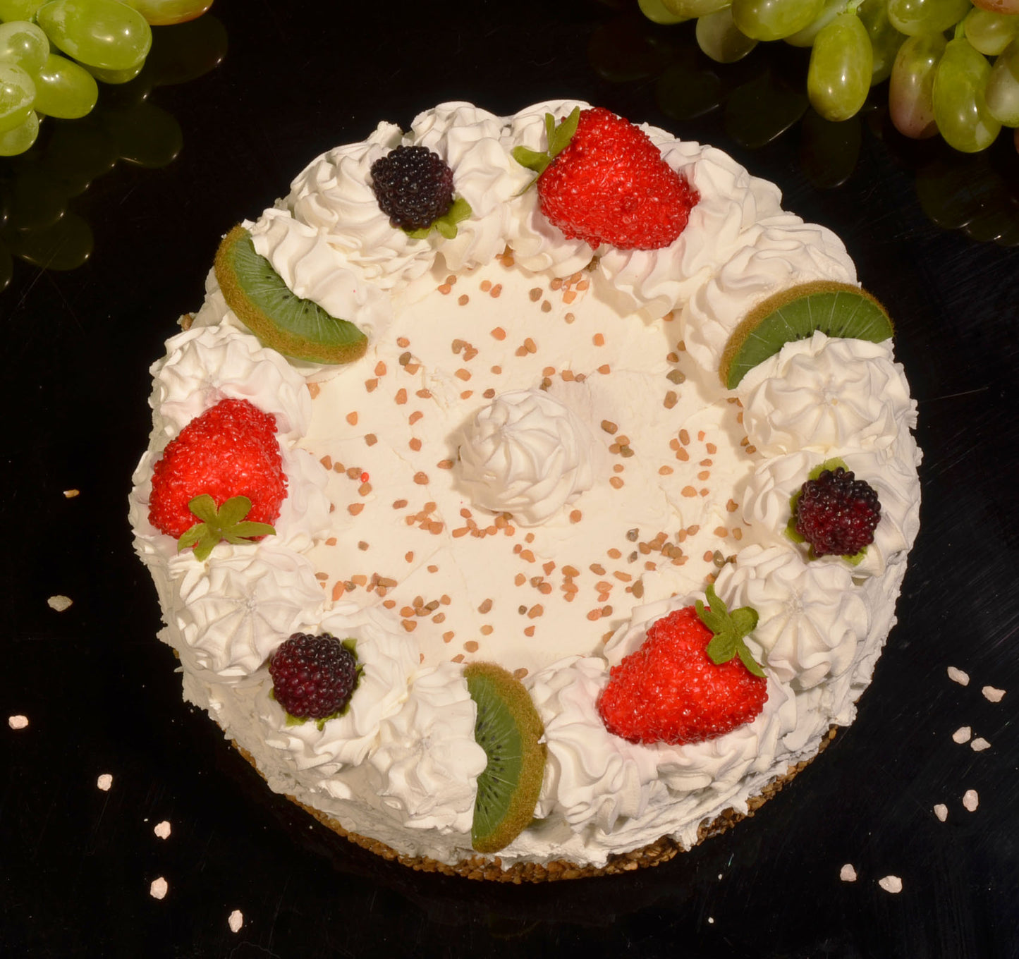 Erdbeer-Kiwi-Himbeer-Schlagsahne-Torte (Imitat) Ø 23 cm Attrappe
